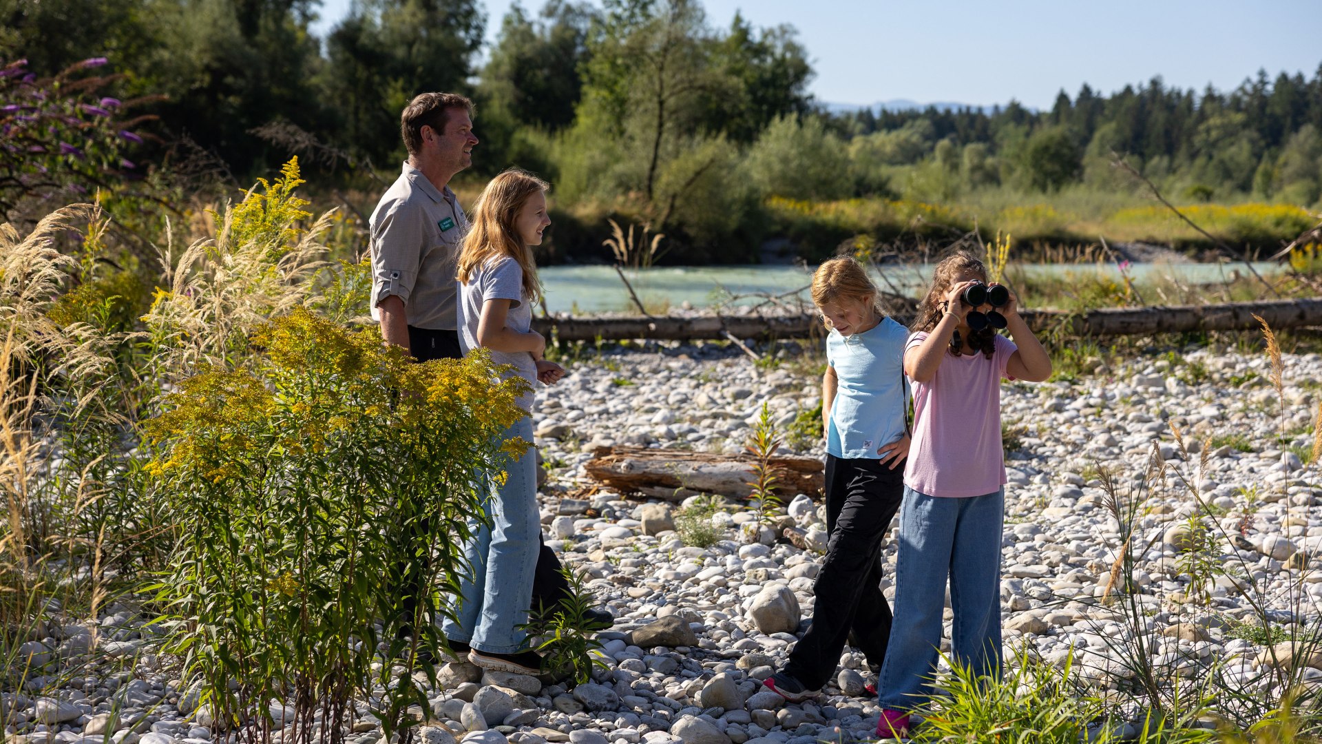 Ranger mit Kindern an der Isar, © Farmhouse7 Ranger mit Kindern an der Isar, © Farmhouse7