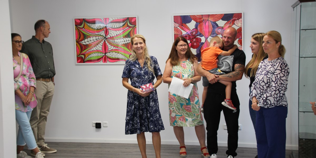 Zweite Bürgermeisterin Sonja Frank (Mitte) eröffnete die Ausstellung "Momentaufnahme" von Daniela Müller-Jensen., © Stadt Geretsried Zweite Bürgermeisterin Sonja Frank (Mitte) eröffnete die Ausstellung "Momentaufnahme" von Daniela Müller-Jensen., © Stadt Geretsried