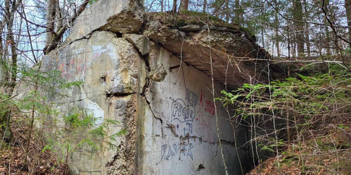 Nach 1945 wurden die meisten Bunker in Geretsried gesprengt. Ihre Ruinen sind heute noch im Stadtwald sichtbar. Im Stadtgebiet wurden einige Bunker in Wohn- und Produktionsgeb&auml;ude umgewandelt., &copy; Stadt Geretsried