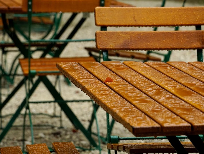 Biergarten, &copy; Bild von <a href="https://pixabay.com/de/users/Schwoaze-4023294/?utm_source=link-attribution&amp;utm_medium=referral&amp;utm_campaign=image&amp;utm_content=3648364">Schwoaze</a> auf <a href="https://pixabay.com/de/?utm_source=link-attribution&amp;utm_medium=referral&amp;utm_campaign=image&amp;utm_content=3648364">Pixabay</a>