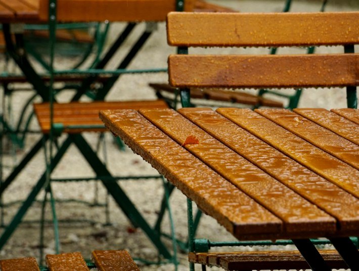 Biergarten, &copy; Bild von <a href="https://pixabay.com/de/users/Schwoaze-4023294/?utm_source=link-attribution&amp;utm_medium=referral&amp;utm_campaign=image&amp;utm_content=3648364">Schwoaze</a> auf <a href="https://pixabay.com/de/?utm_source=link-attribution&amp;utm_medium=referral&amp;utm_campaign=image&amp;utm_content=3648364">Pixabay</a>