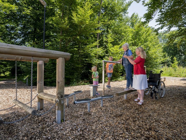 Der Bewegungsparcours ist barrierefrei angelegt und richtet sich an Menschen jeden Alters und Fitnessgrads., © Bernd Ritschel