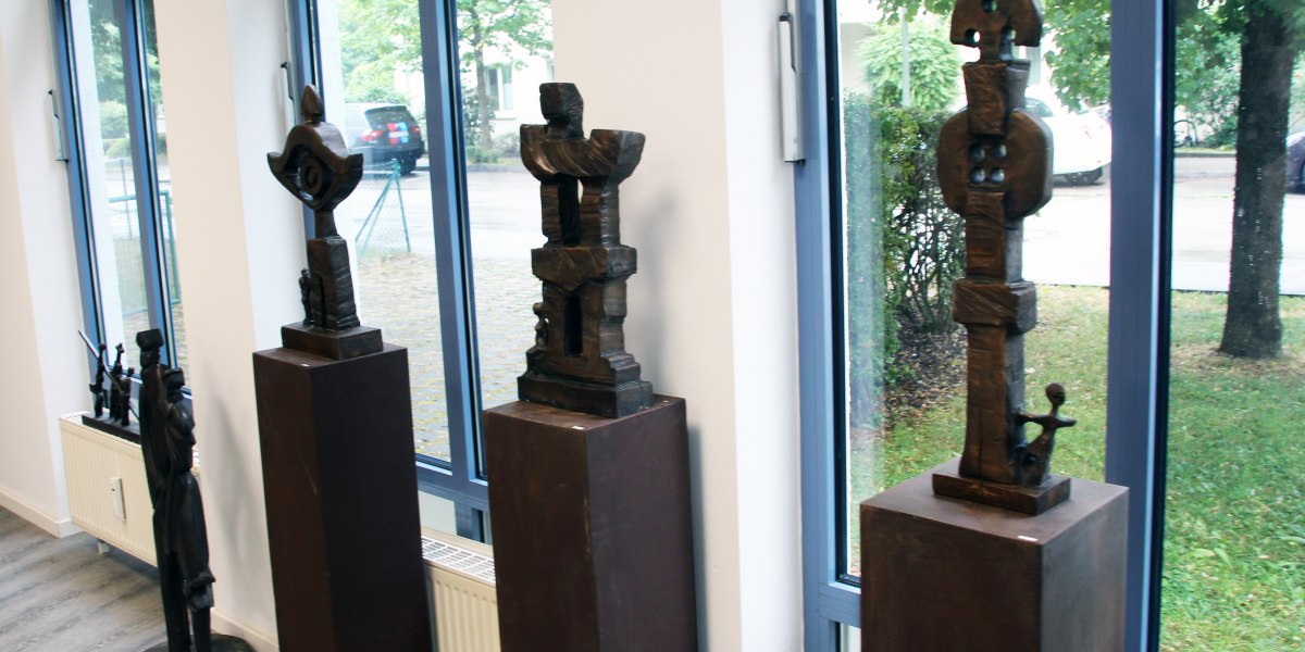 Vier Schwaben von Josef Alexander Henselmann (ganz links, kleine Skulpturen auf dem Fensterbrett), Großes Paar, Wilhelm Tell, Napoleon, Mark Knopfler, © Stadt Geretried
