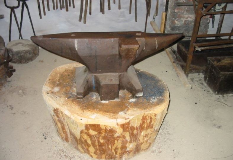 Amboss in der Dorfschmiede, &copy; Stadt Geretsried
