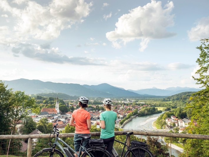 Radlpause in Bad T&ouml;lz mit Blick auf die Isar, &copy; (c) Oberbayern.de