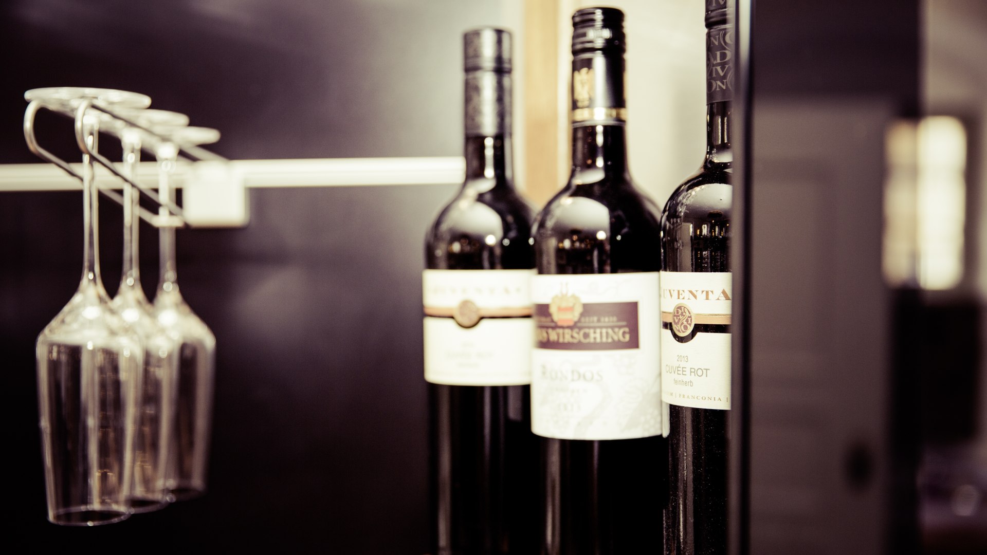 Wein, &copy; Bild von <a href="https://pixabay.com/de/users/markusspiske-670330/?utm_source=link-attribution&amp;utm_medium=referral&amp;utm_campaign=image&amp;utm_content=928256">Markus Spiske</a> auf <a href="https://pixabay.com/de/?utm_source=link-attribution&amp;utm_medium=referral&amp;utm_campaign=image&amp;utm_content=928256">Pixabay</a>